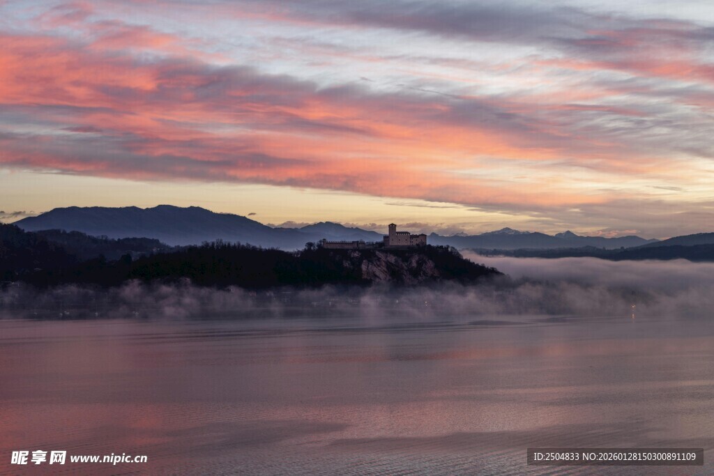日出云海间的壮美景色