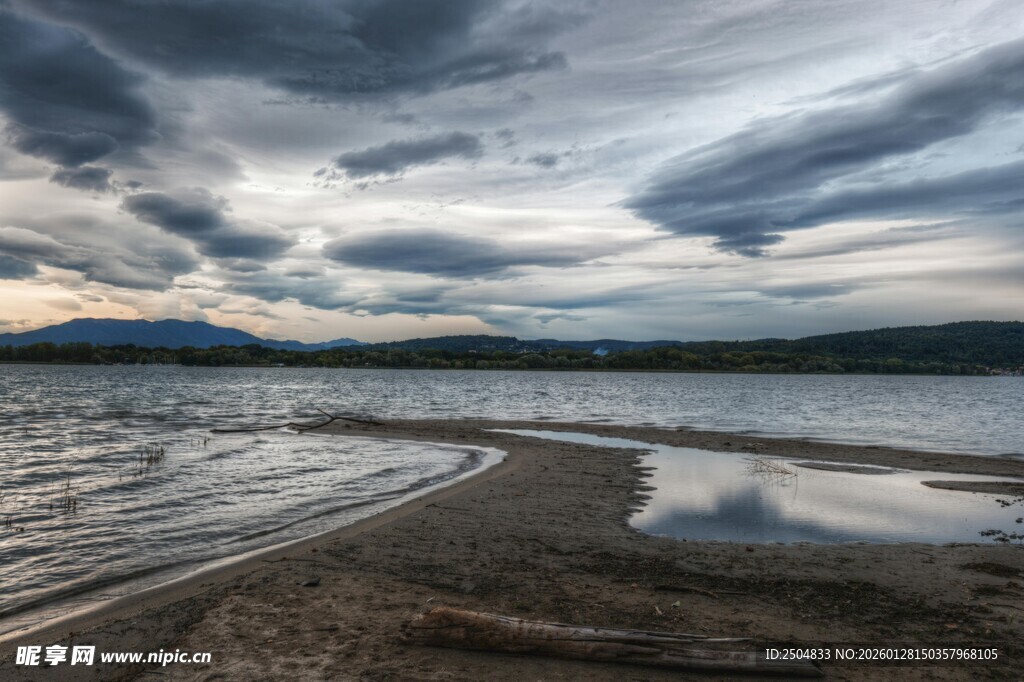 湖畔云景 自然静谧之美