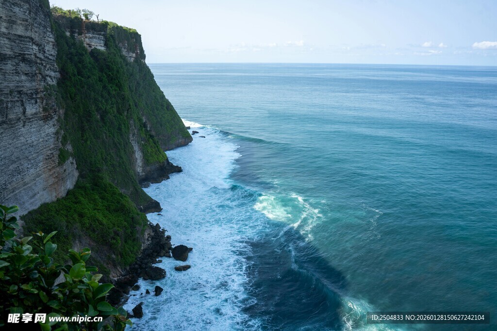 海边悬崖壮丽自然景观