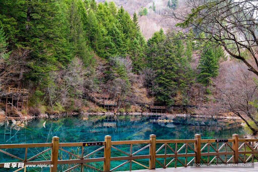 山间幽蓝湖水与木栏景致