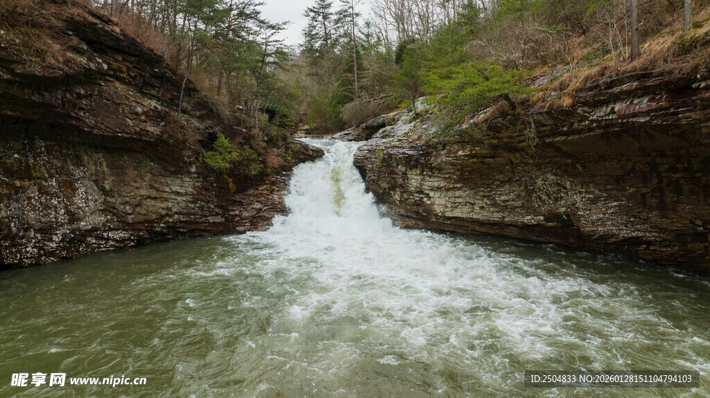 山间溪流穿岩石而过