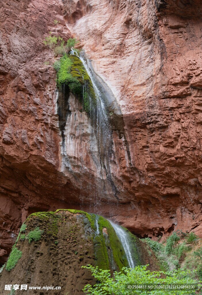 山间瀑布岩石绿植景观
