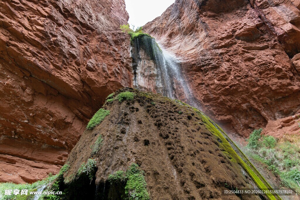 峡谷中的奇妙瀑布景观