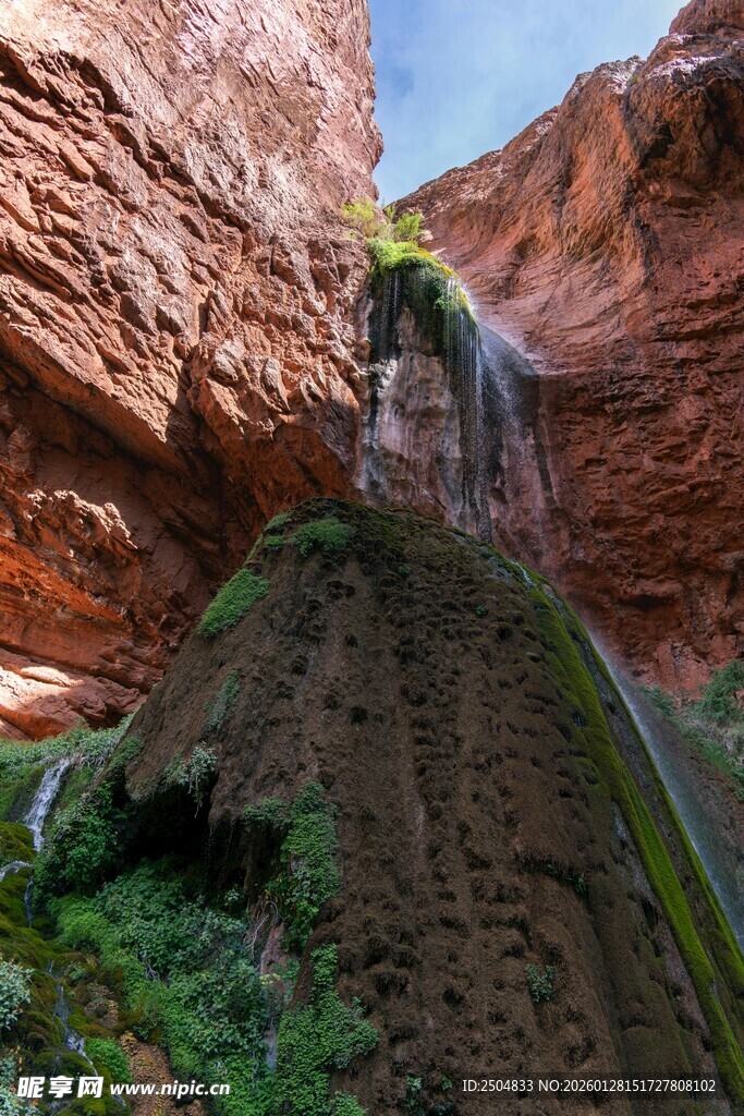 峡谷间的灵动瀑布景观