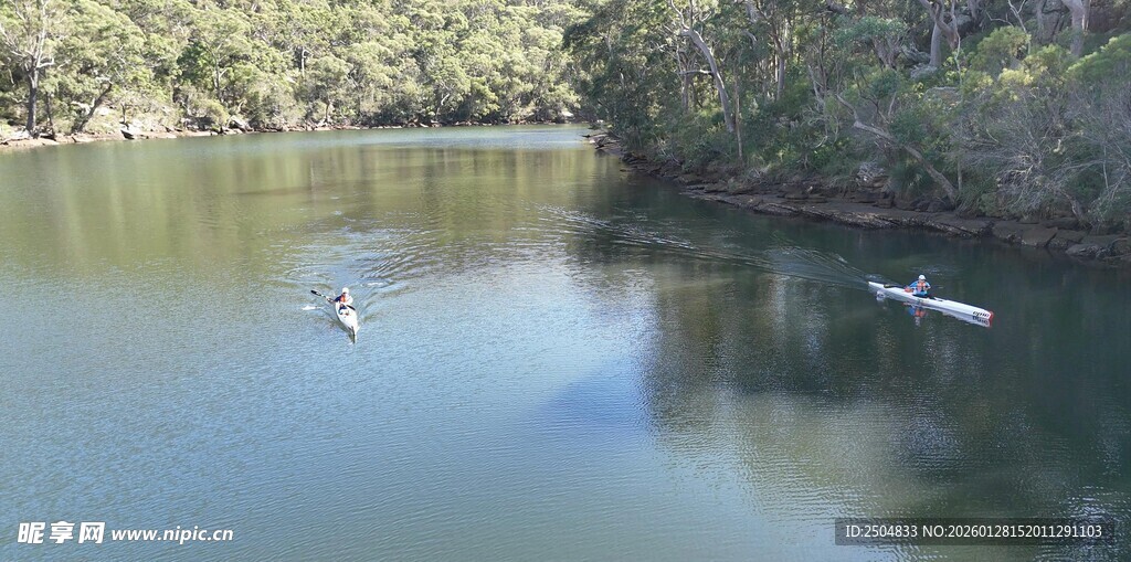 河上泛舟享自然美景