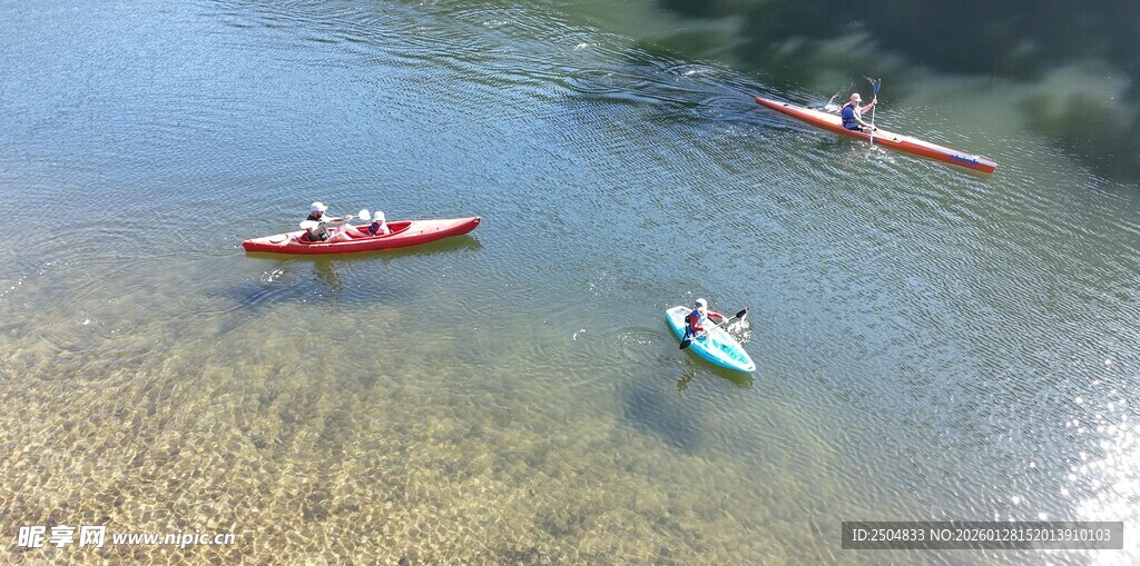 水上皮划艇运动场景