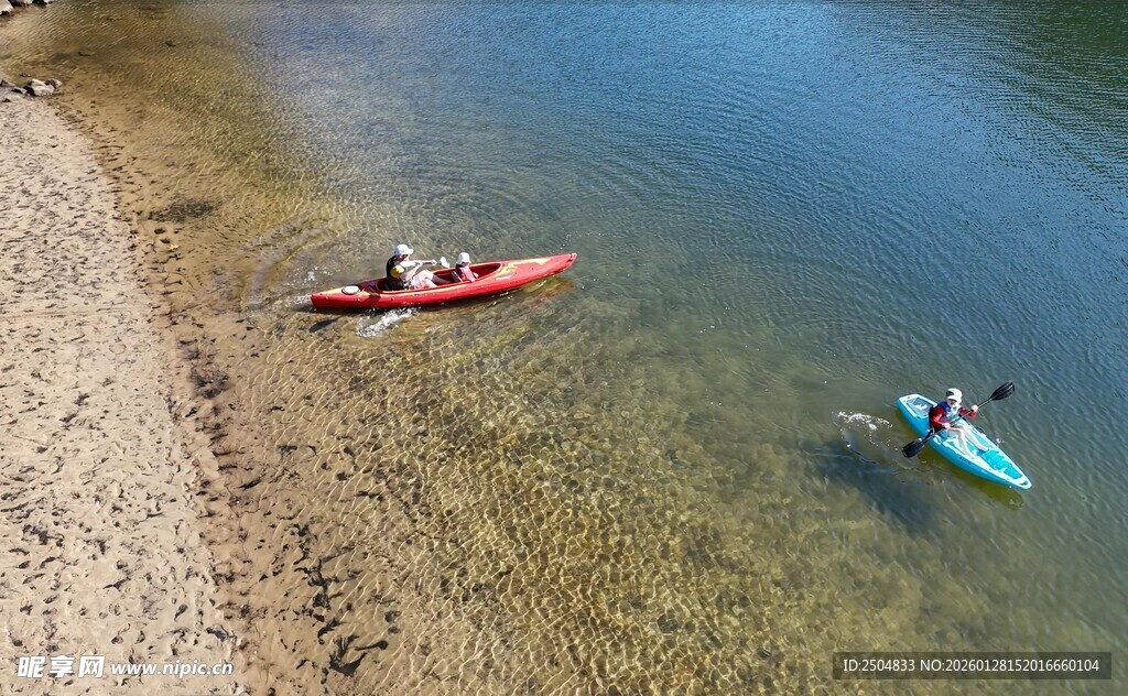 河岸皮划艇运动场景