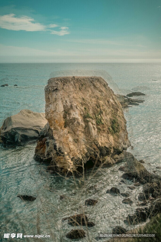 海边孤石 尽显自然之美