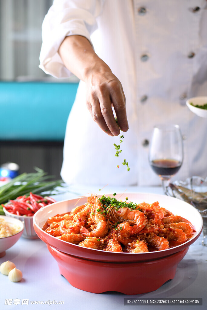 厨师烹制美味大虾