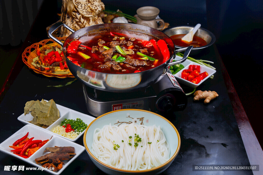 红烧牛肉炖粉美食组合