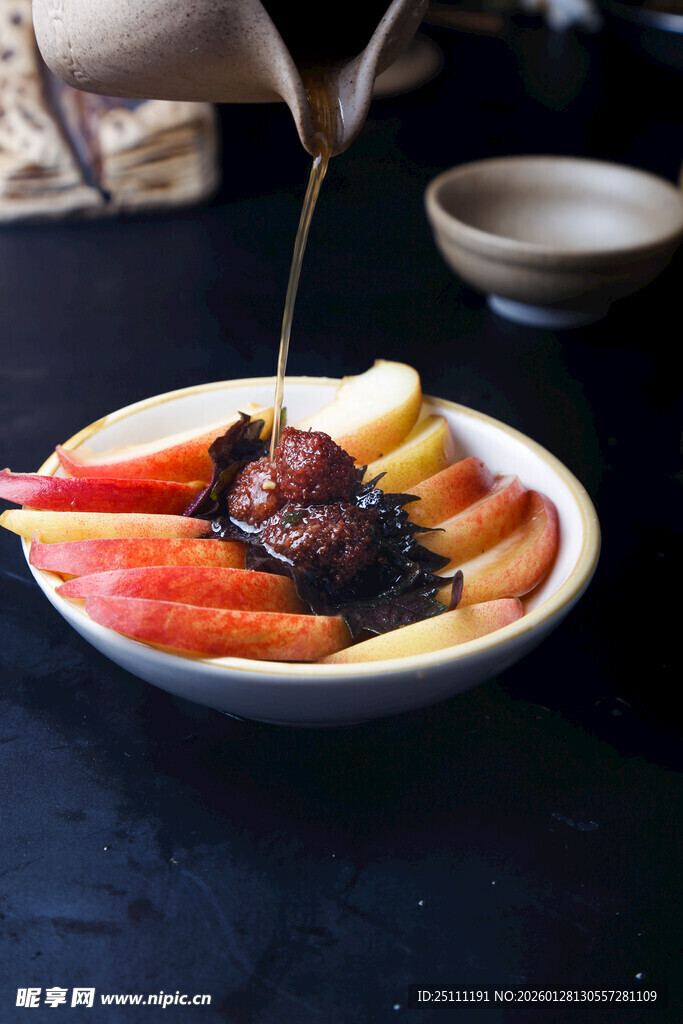 紫苏桃子姜水果拼盘