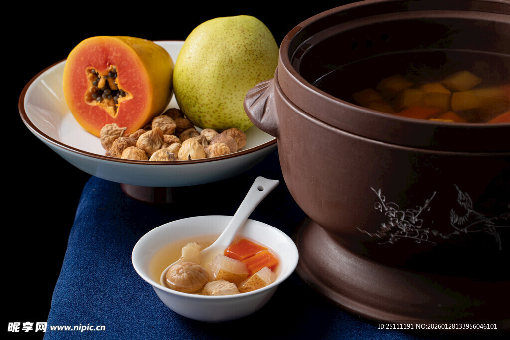 滋补汤品与鲜果组合