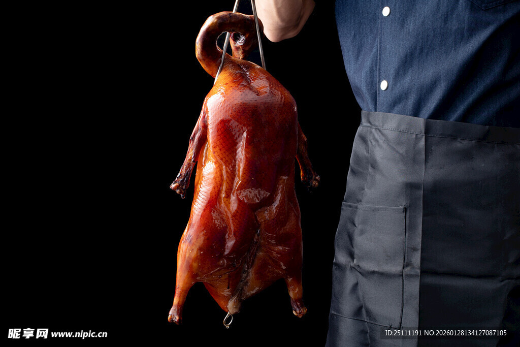 厨师展示新鲜烤鸭