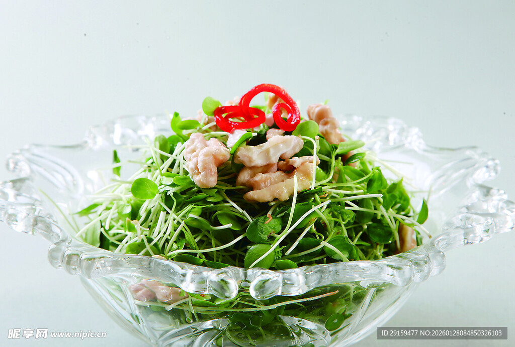 玻璃碗中的嫩绿蔬菜沙拉