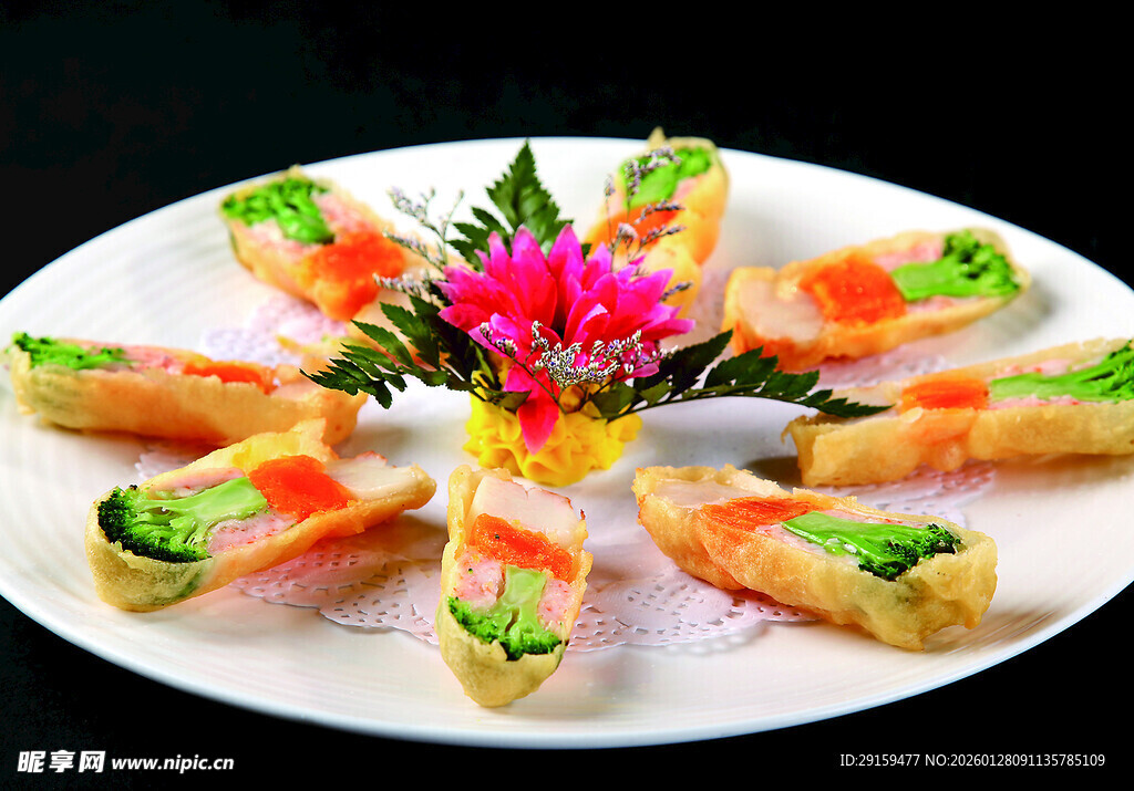 精美摆盘的特色卷类美食