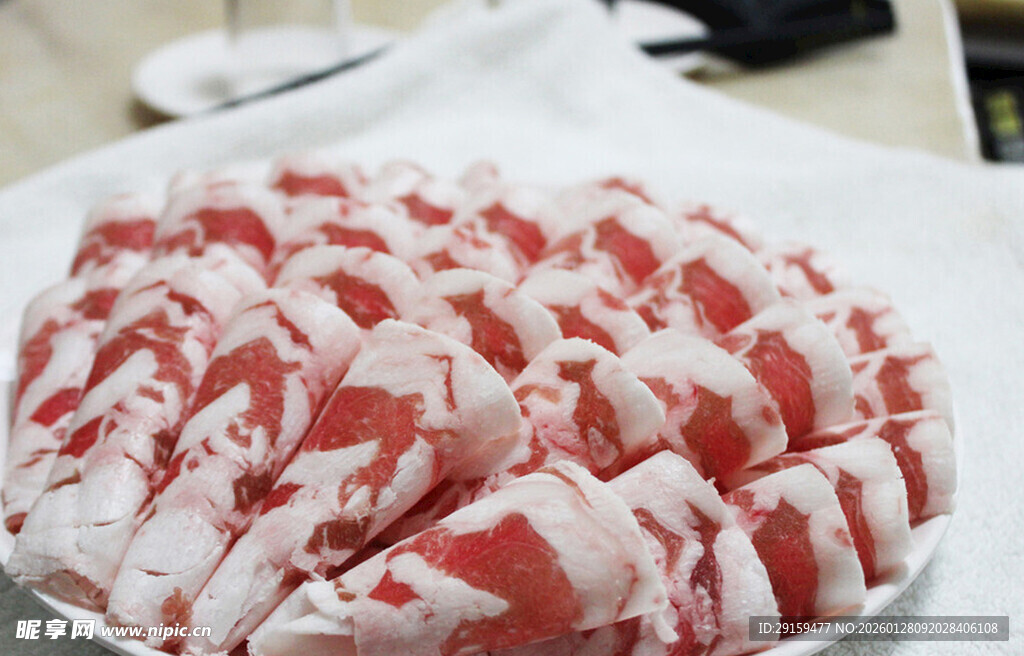 新鲜美味的火锅涮羊肉卷