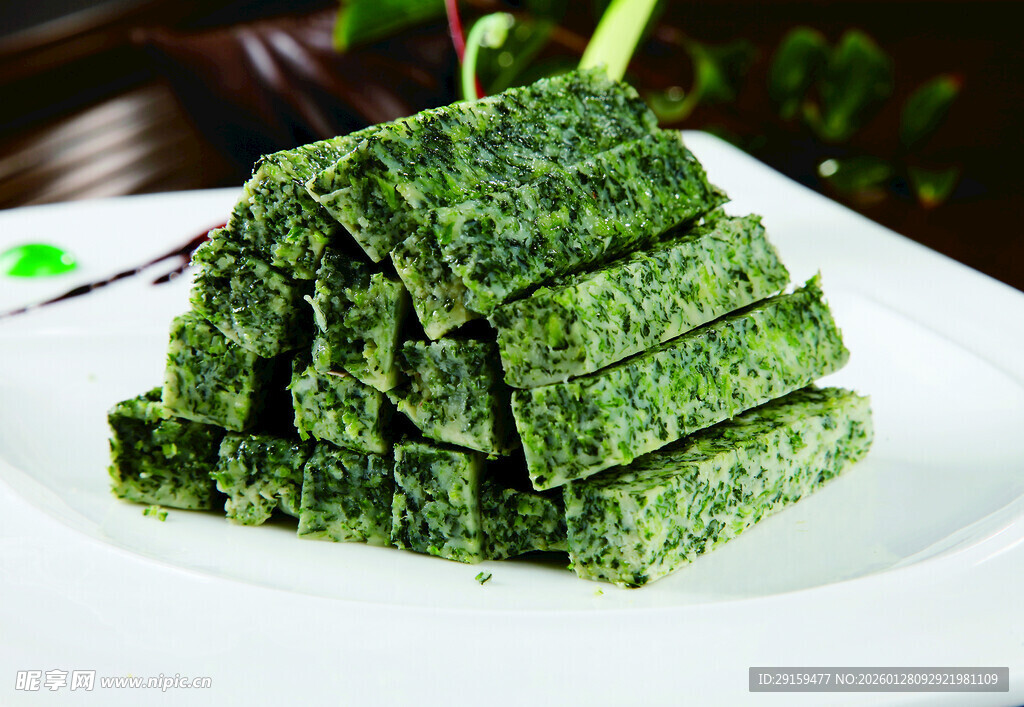翠绿海苔卷整齐摆于盘