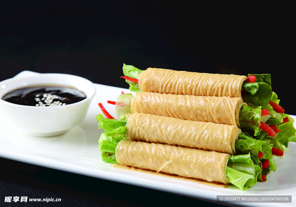 美味蔬菜卷配蘸料