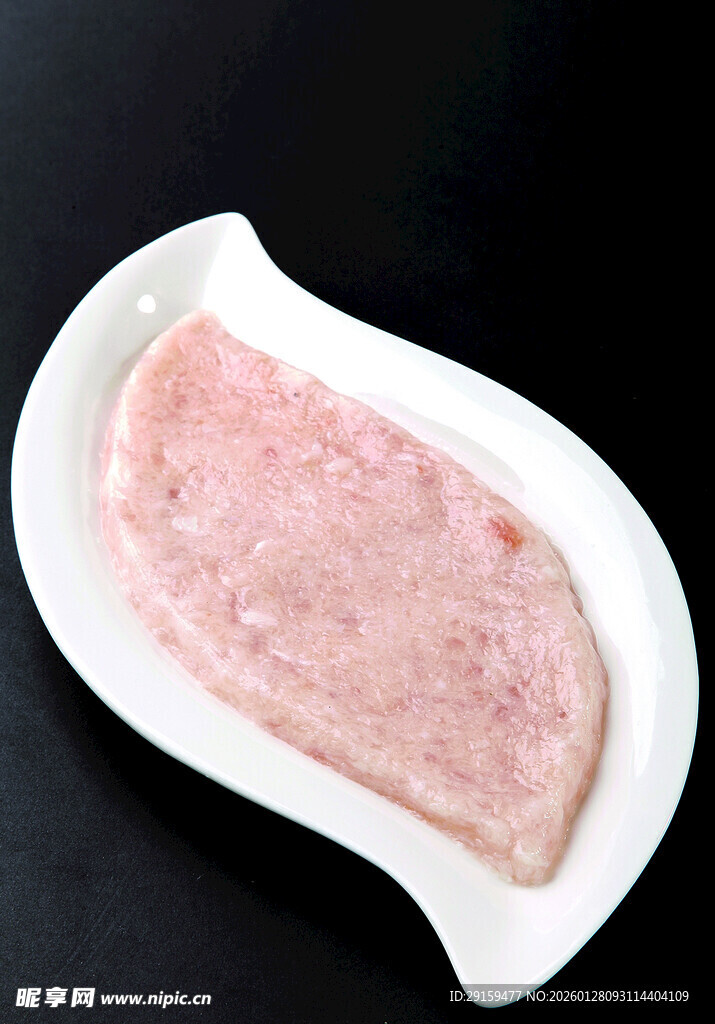 盘中新鲜猪肉馅