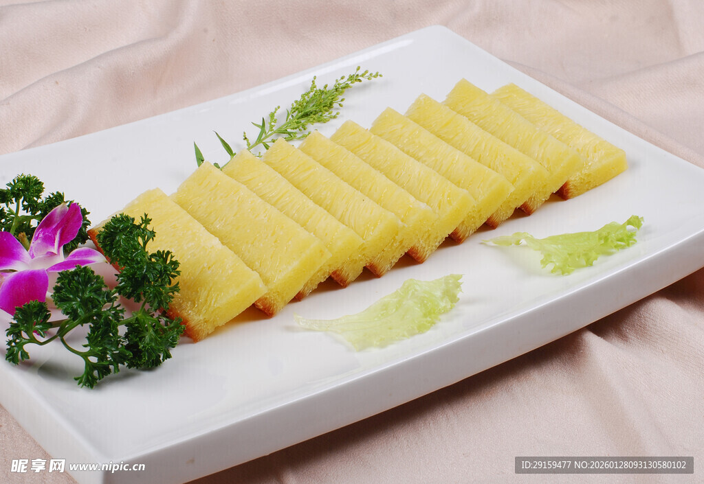 精致摆盘的黄金蛋卷