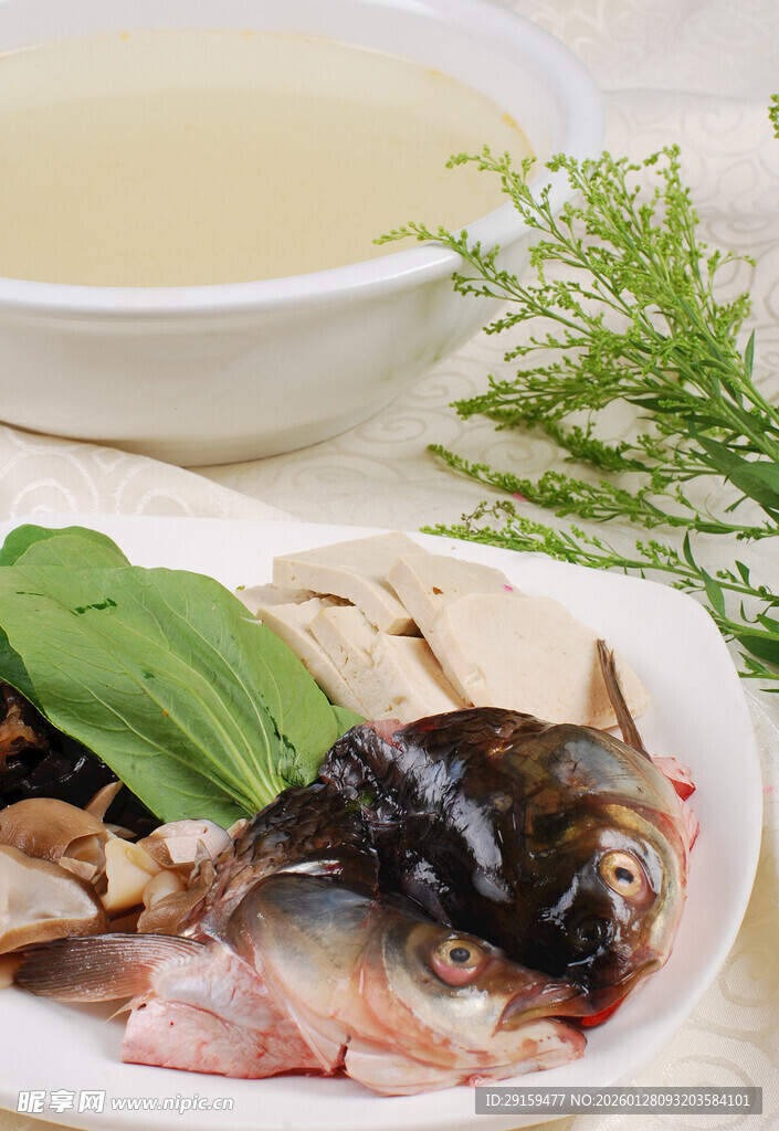 鲫鱼食材与炖汤准备