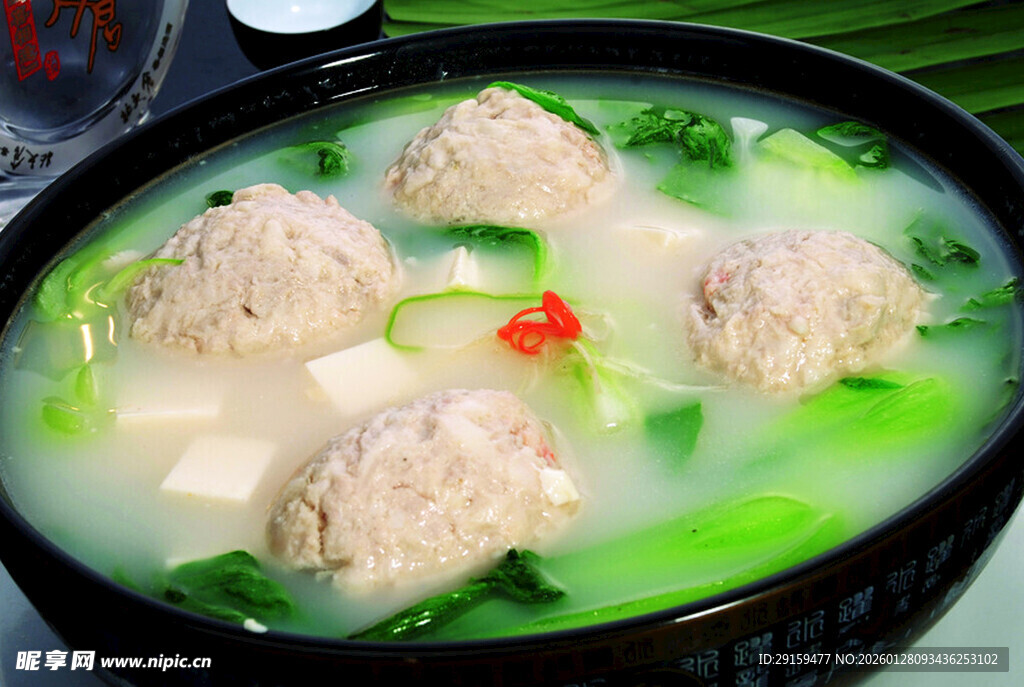 鲜美肉丸豆腐青菜汤