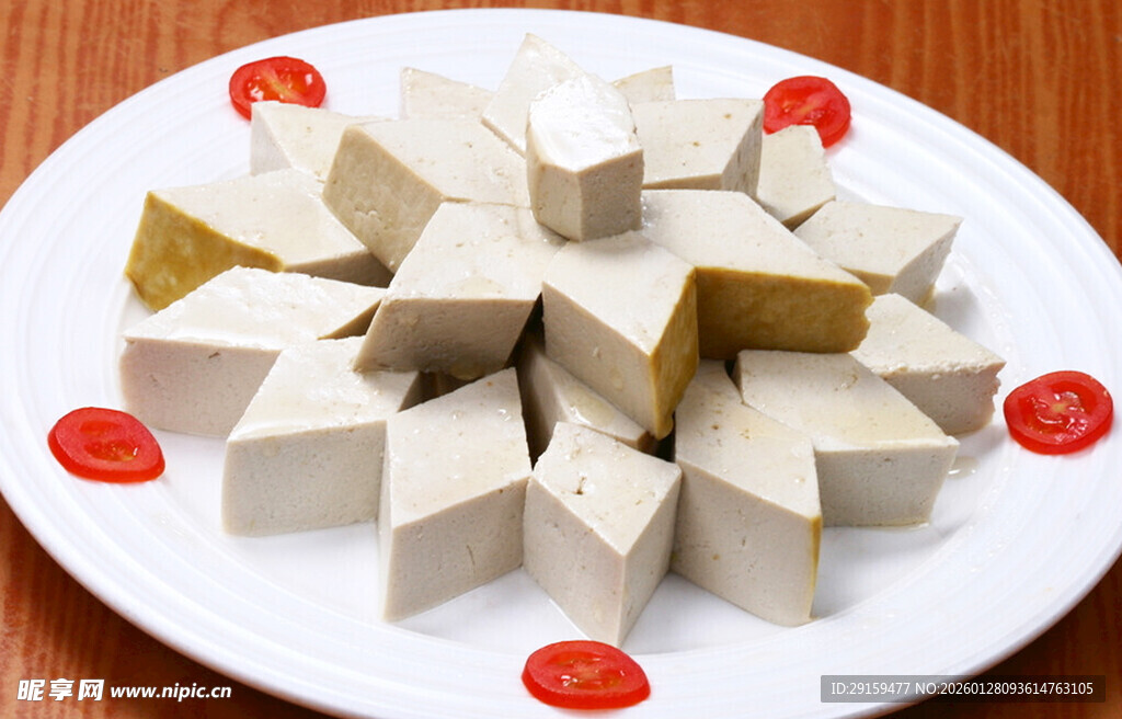 一盘切好的美味豆腐