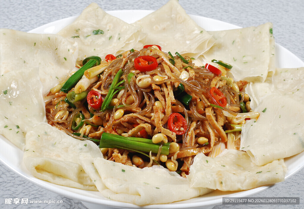 美味炒面配薄饼