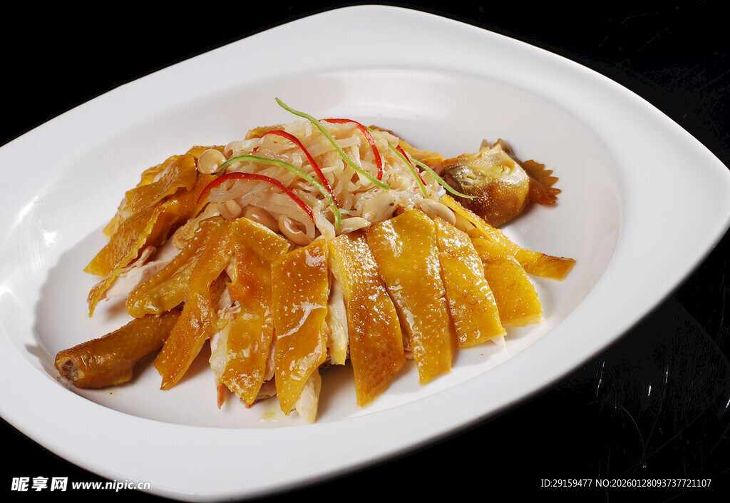 美味摆盘的特色鸡肉菜肴