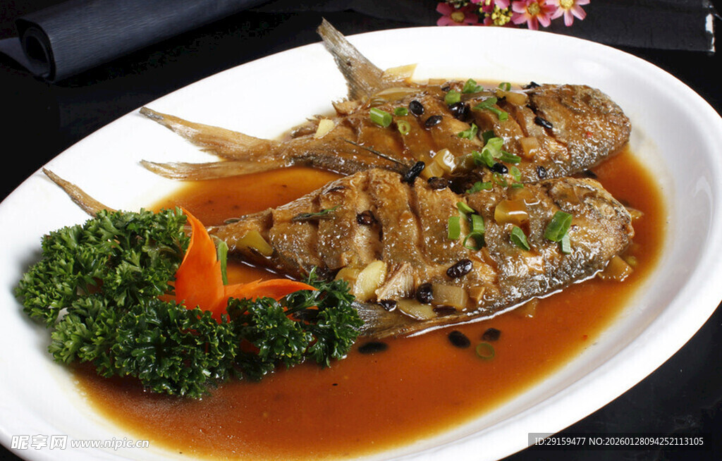 香煎美味鱼搭配翠绿蔬菜