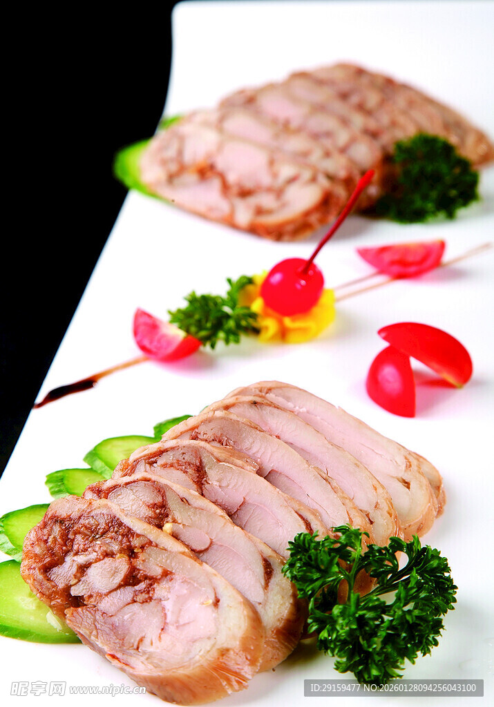 精致摆盘的美味切片肉类