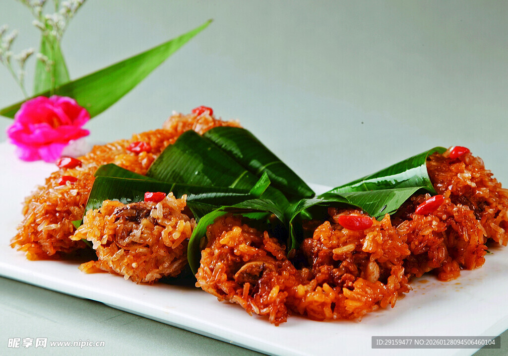 美味油炸菜品配绿叶装饰