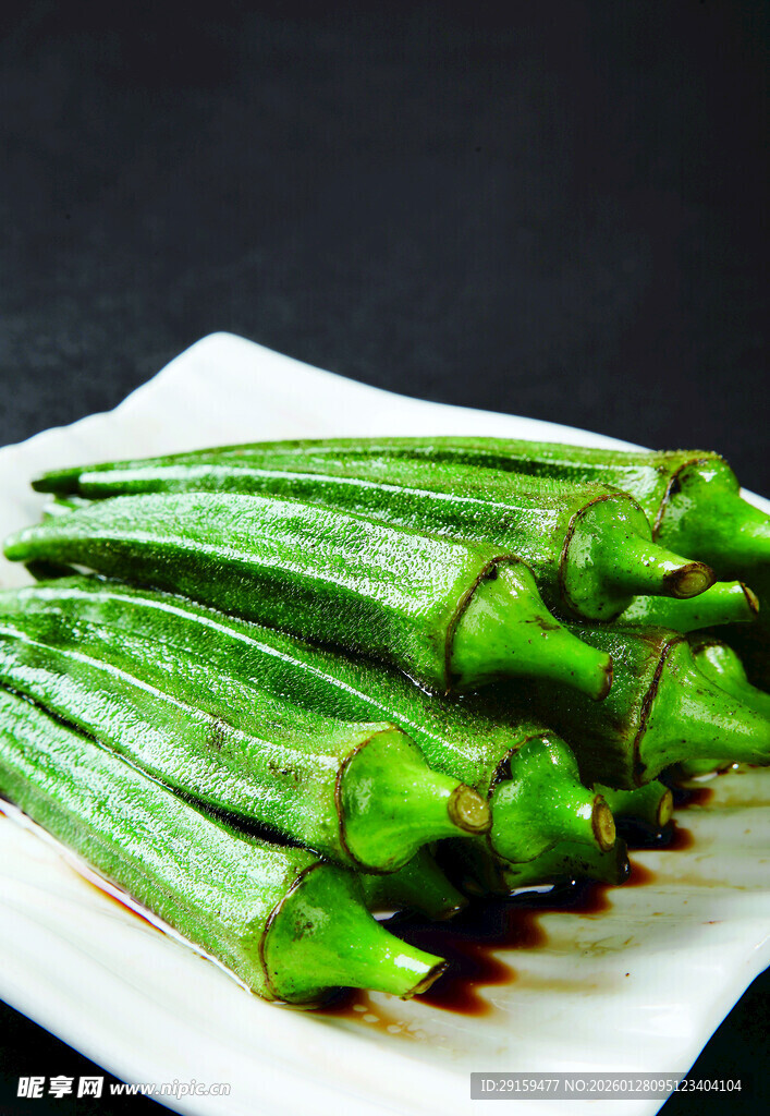 白盘上鲜嫩的秋葵