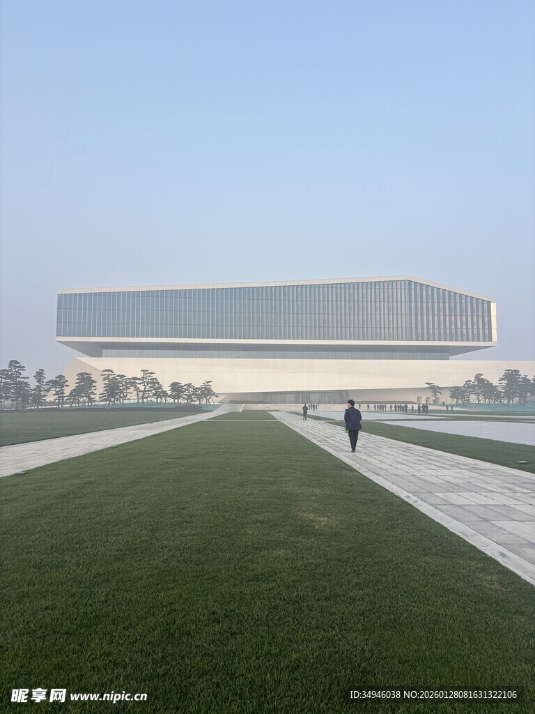 现代建筑前的开阔草坪景象