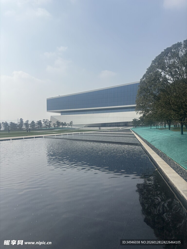 现代建筑旁的静谧水面