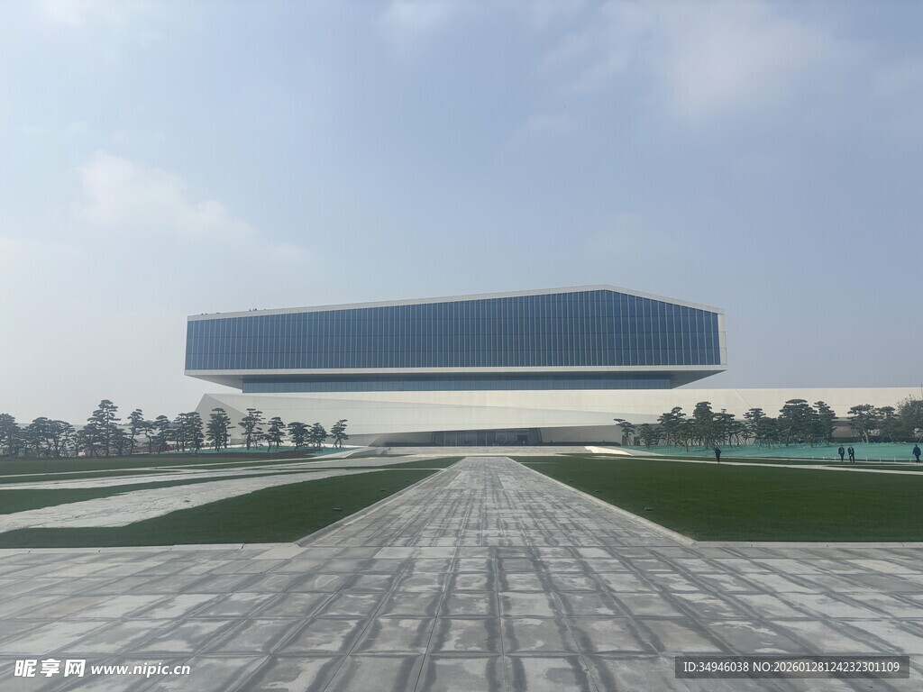 现代建筑前的开阔广场