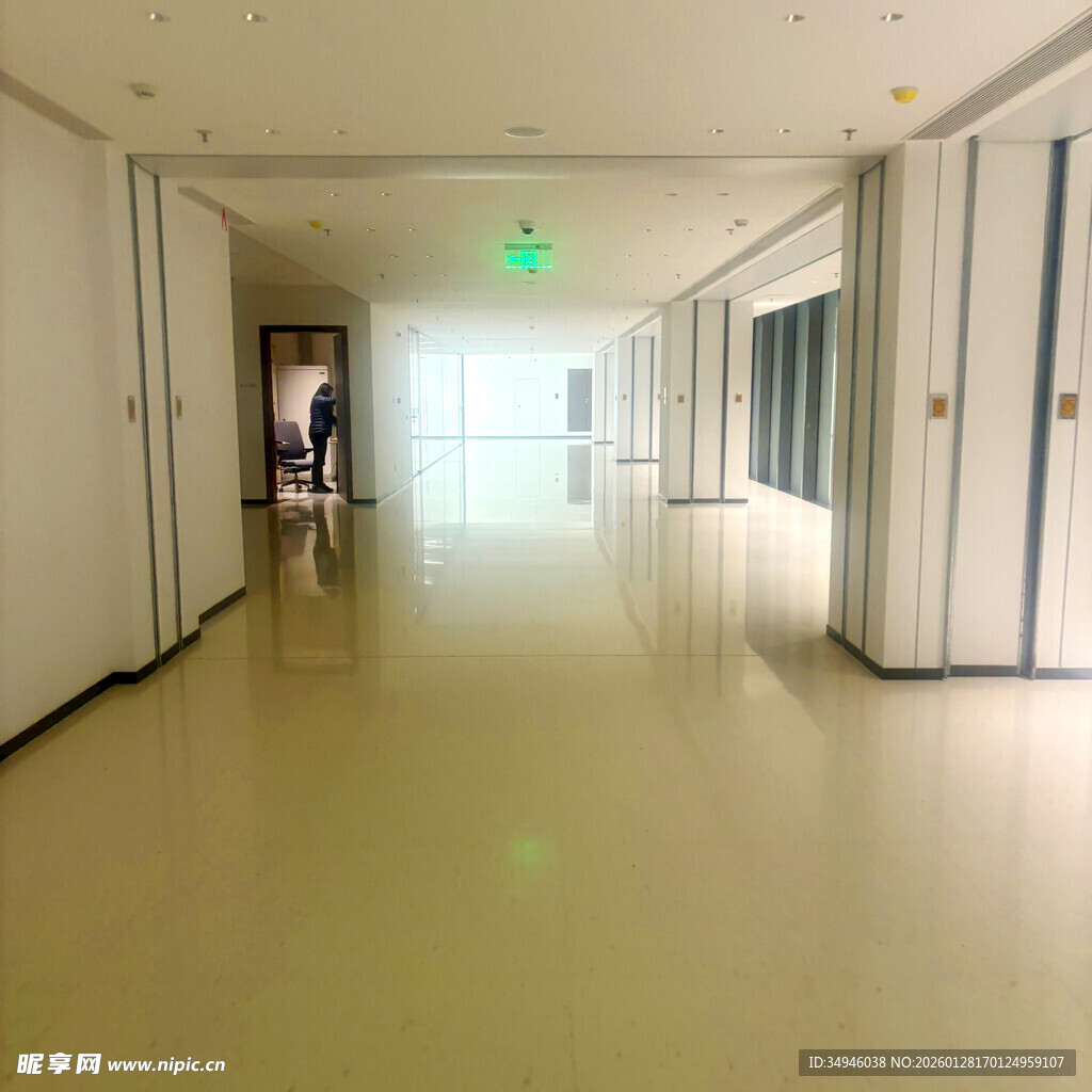 医院宽敞明亮的走廊