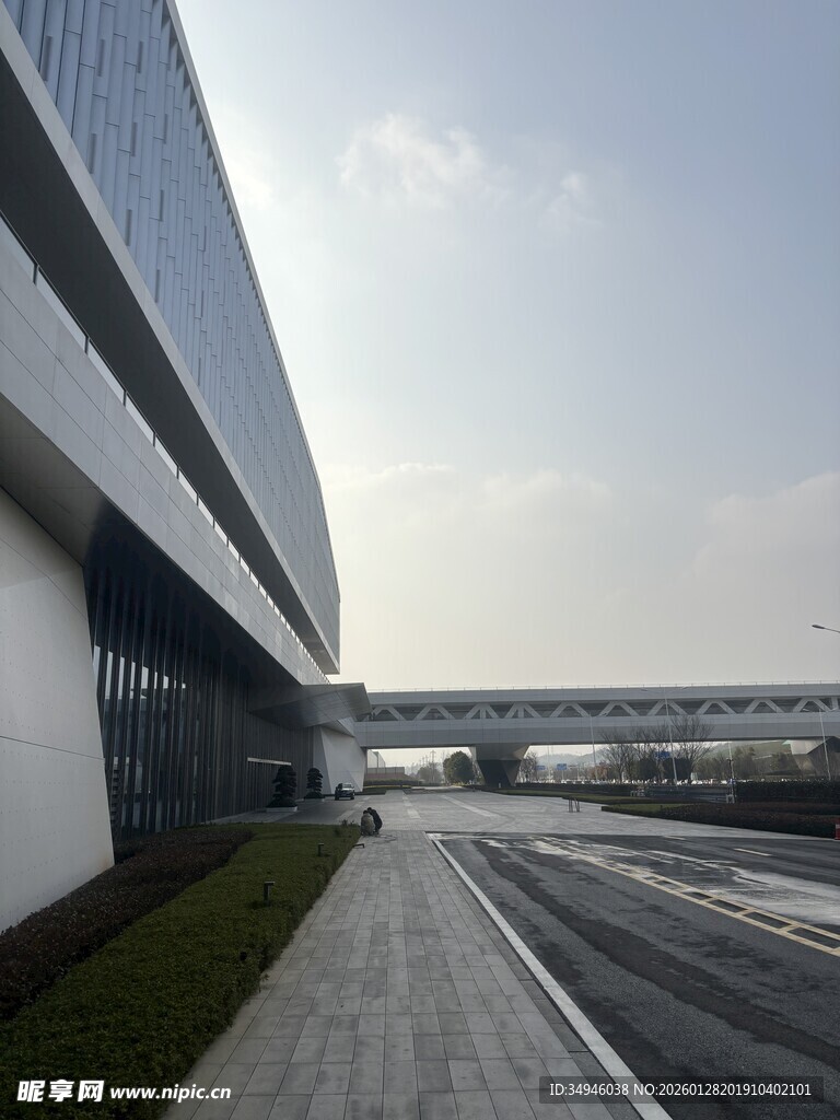 现代建筑旁的宽阔道路