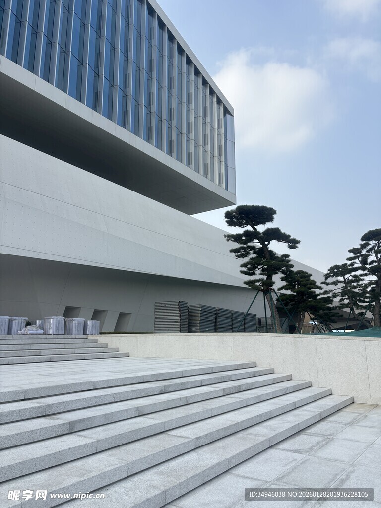 现代建筑前的阶梯景观