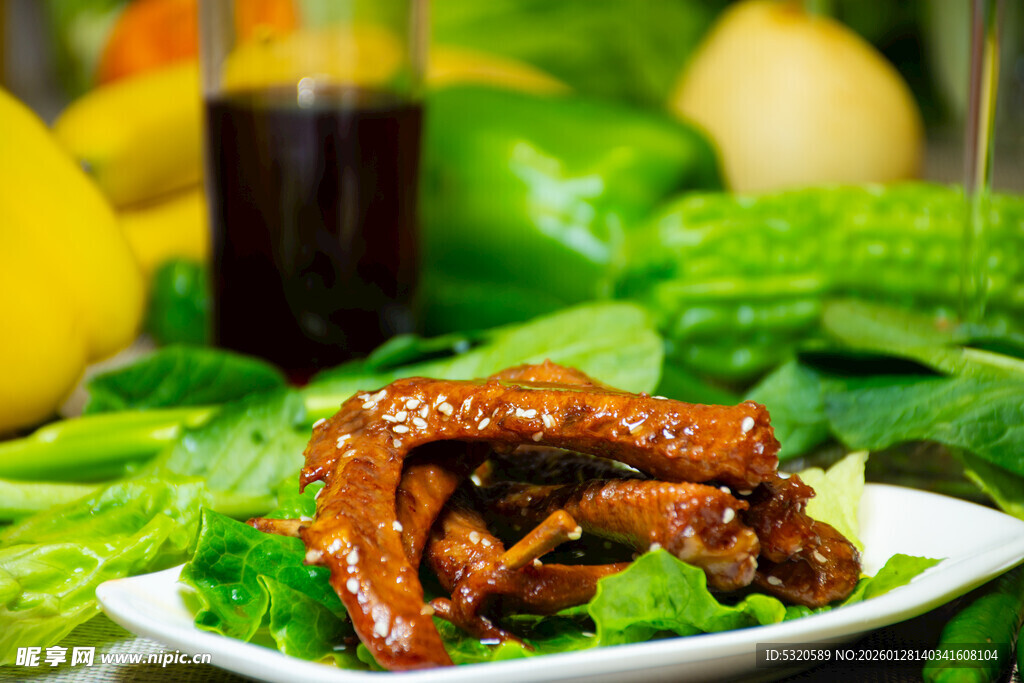 美味卤鸭掌配新鲜蔬菜