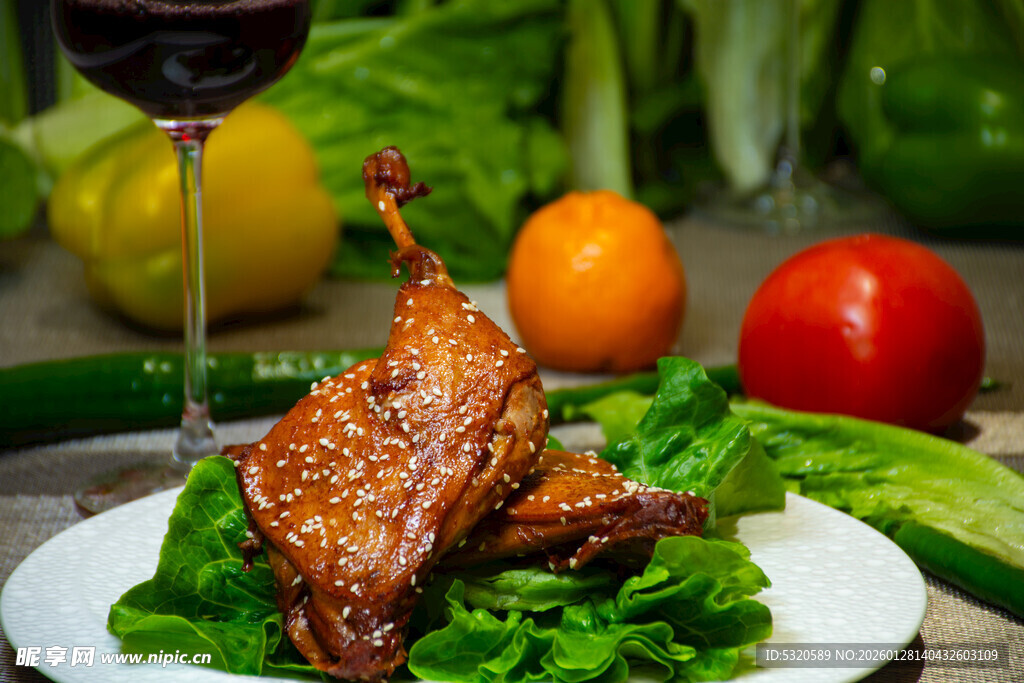 美味烤鸽配新鲜蔬菜