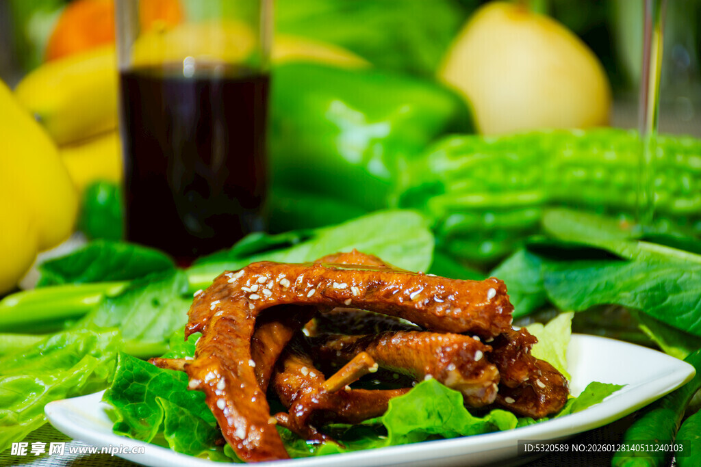 美味卤鸭掌摆于翠绿蔬菜上