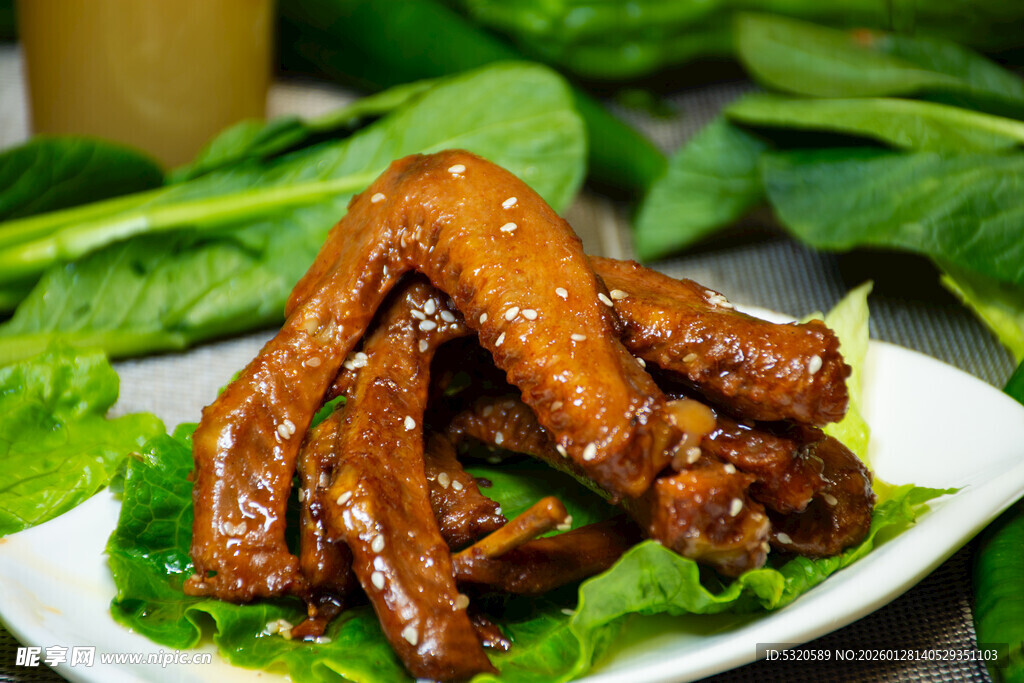 卤鸡爪摆于生菜上