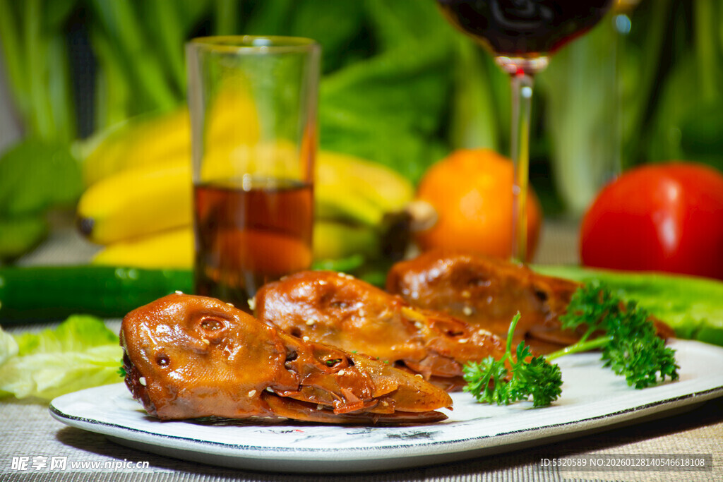 美味烤鸡腿配新鲜蔬菜