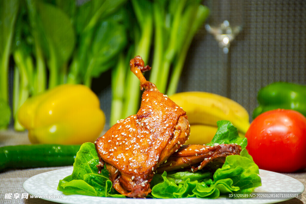 美味烤鸽搭配新鲜蔬菜