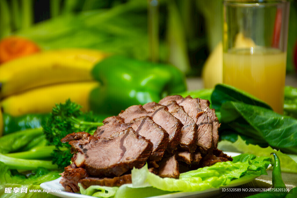 美味切片烤肉配新鲜蔬菜