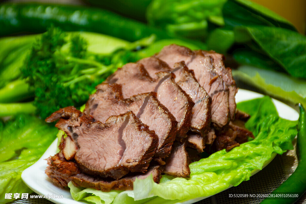 美味酱牛肉摆于翠绿生菜上