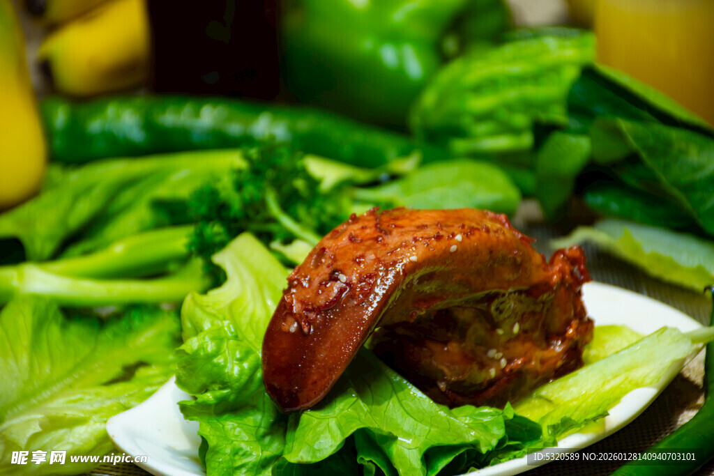 美味卤猪肝配新鲜蔬菜