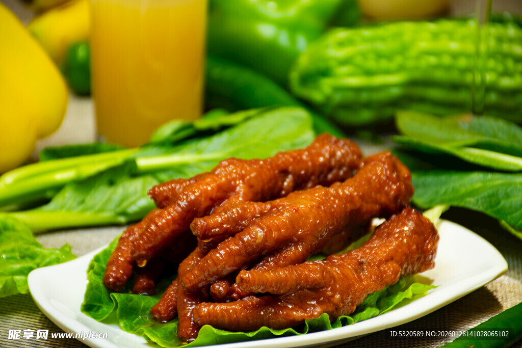 美味卤鸡爪搭配新鲜蔬菜