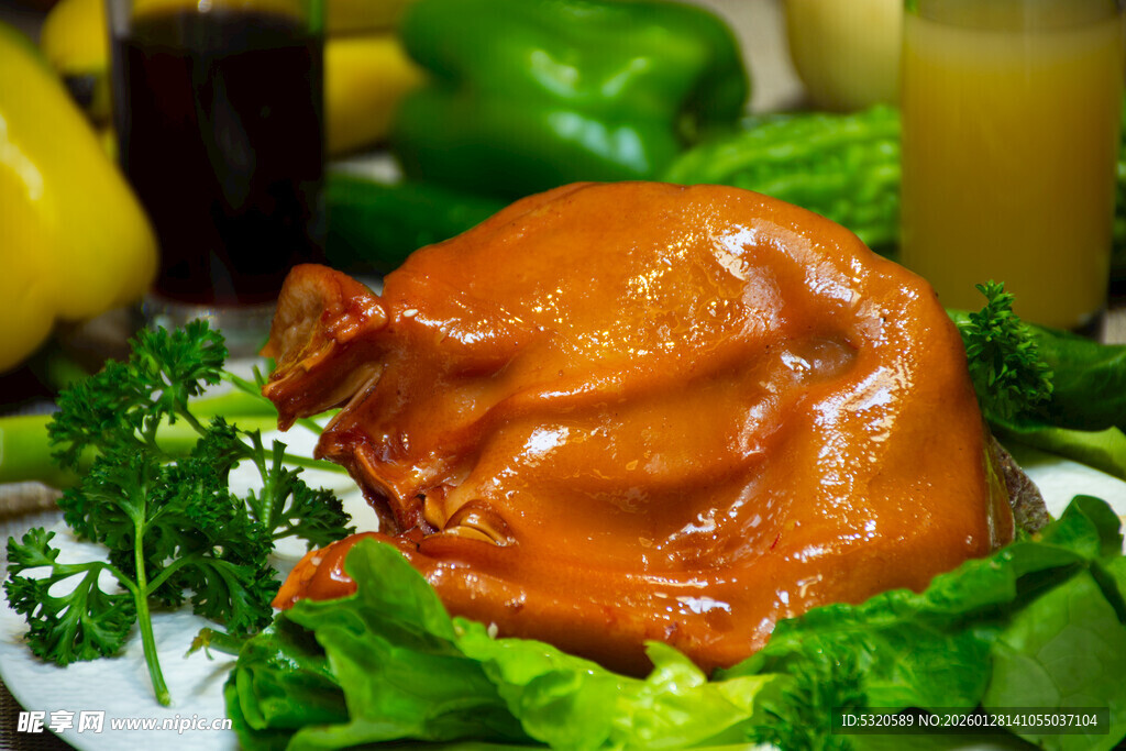 卤味猪耳摆放在新鲜蔬菜间